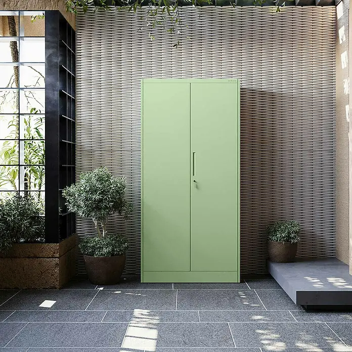 Jan Nowak Metall-Mehrzweckschrank Dawid - H x B x T: 185 x 90 x 45 cm, Pastell Grün - Hellgrüner Metallschrank mit zwei Türen vor strukturierter Wand. Der Schrank bietet Stauraum und fügt sich nahtlos in die Außenumgebung ein.
