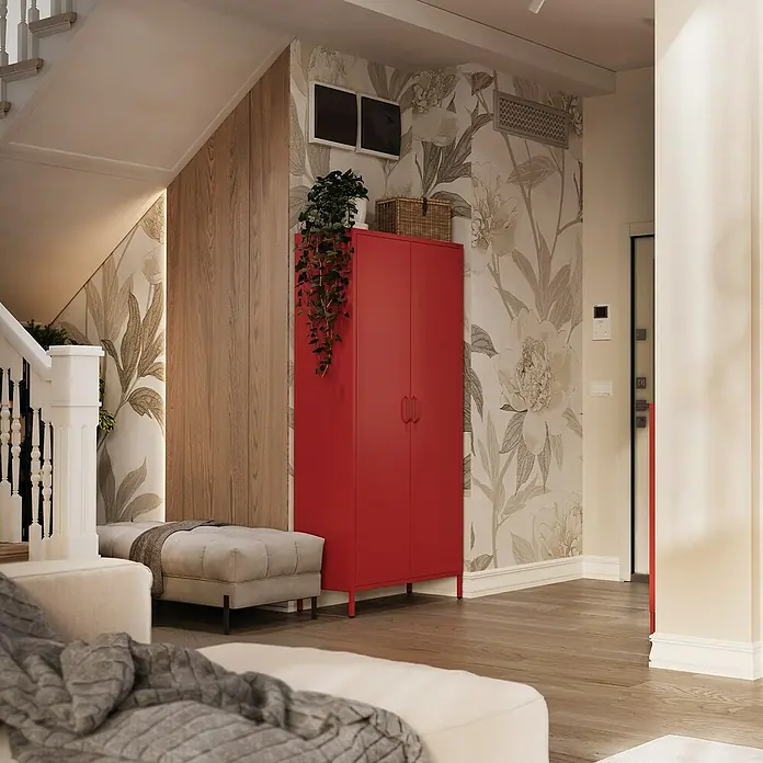 Jan Nowak Kleiderschrank Flavio - H x B x T: 185 x 80 x 45 cm, Rot - Elegantes Interieur mit einem roten Kleiderschrank, der als Farbtupfer dient, ergänzt durch florale Tapeten und Holzdetails.
