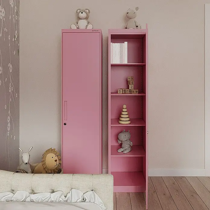 Jan Nowak Aktenschrank Alex - B x T x H: 45 x 40 x 185 cm, Rosa - Rosa Kinderzimmer mit Schrank und Regal, dekoriert mit Spielzeugen für eine warme und einladende Atmosphäre.
