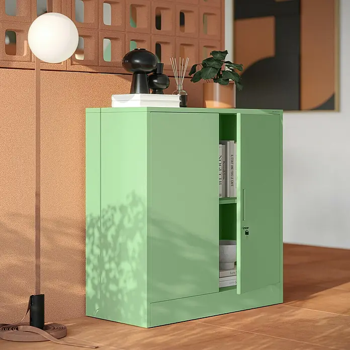 Jan Nowak Aktenschrank Beata - B x T x H: 90 x 40 x 92,5 cm, Grün - Das grüne Metallschränkchen mit teilweise geöffneter Tür bietet Stauraum und moderne Akzente für jeden Raum.