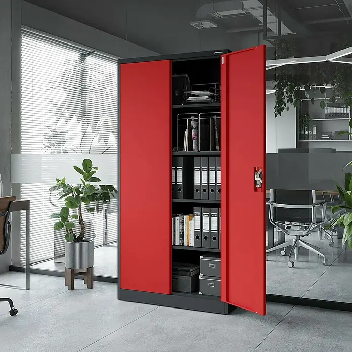 Jan Nowak Aktenschrank Jan - B x T x H: 90 x 40 x 185 cm, Anthrazit/Rot - Ein roter Flügeltürenschrank mit schwarzem Korpus steht in einem modernen Büro und bietet Stauraum für Aktenordner und Büromaterial.