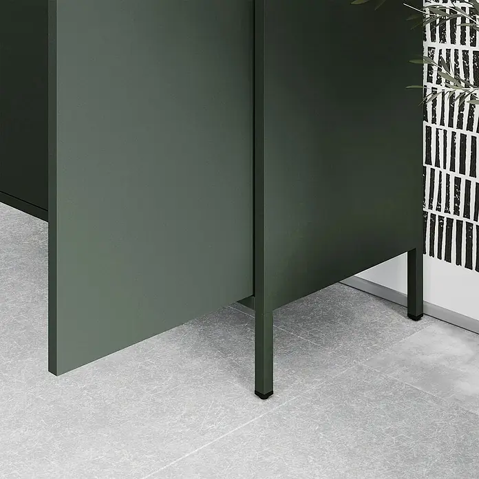 Jan Nowak Kleiderschrank Flavio - H x B x T: 185 x 80 x 45 cm, Flaschengrün - Nahaufnahme eines modernen, olivgrünen Schranks auf Fliesenboden, der durch sein minimalistisches Design und die schlichte Farbgebung besticht.