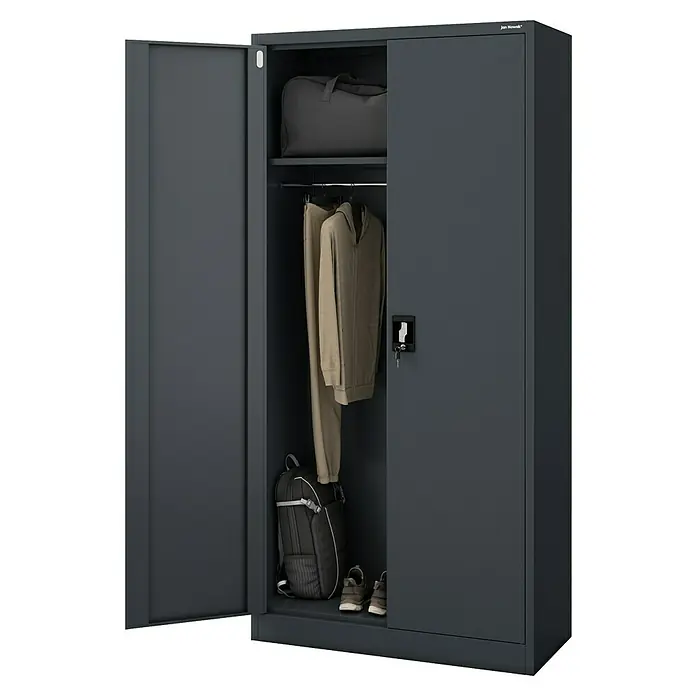 Jan Nowak Metall-Mehrzweckschrank Dawid - H x B x T: 185 x 90 x 45 cm, Anthrazit - Ein grauer Metallschrank mit geöffneter Tür, der eine Tasche, Kleidung, einen Rucksack und Schuhe zeigt.