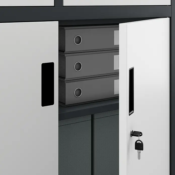 Jan Nowak Aktenschrank Filip - B x T x H: 90 x 40 x 185 cm, Anthrazit/Weiß - Nahaufnahme eines grauen Metallschranks mit Aktenordnern und einem Schlüssel im Schloss.