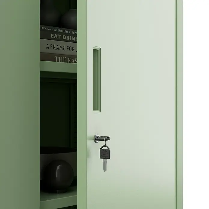 Jan Nowak Aktenschrank Beata - B x T x H: 90 x 40 x 92,5 cm, Grün - Nahaufnahme eines mintgrünen Metallschranks mit einem Schlüssel im Schloss, der die Sicherheit und den Stauraum des Schranks betont.