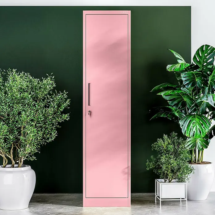 Jan Nowak Aktenschrank Alex - B x T x H: 45 x 40 x 185 cm, Rosa - Elegantes, rosafarbenes Metallspind neben üppigen Pflanzen. Ein stilvolles Stauraummöbel, das jedem Raum einen Hauch von Farbe und Ordnung verleiht.