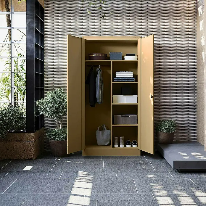 Jan Nowak Metall-Mehrzweckschrank Dawid - H x B x T: 185 x 90 x 45 cm, Beige - Ein offener, beigefarbener Kleiderschrank mit Fächern und einer Kleiderstange präsentiert seine Inhalte in einem stilvollen Interieur.