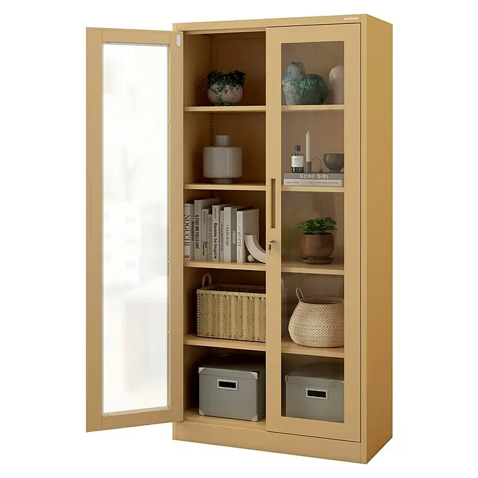 Jan Nowak Aktenschrank Amelia - B x T x H: 90 x 40 x 185 cm, Beige - Ein beiger Bücherschrank mit Glasböden und einer offenen Tür, gefüllt mit Büchern, Pflanzen und dekorativen Körben.