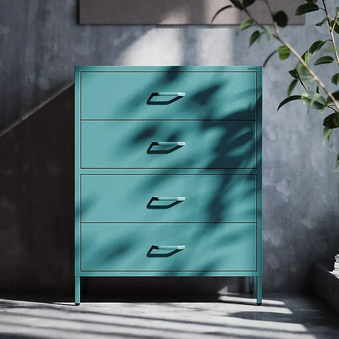 Jan Nowak Kommode Carla - L x B x H: 40 x 80 x 101,5 cm, Meeresgrün, Anzahl Schubladen: 4 Stk. - Hellblaue Kommode mit vier Schubladen vor einer grauen Wand, teilweise im Schatten von Pflanzen.