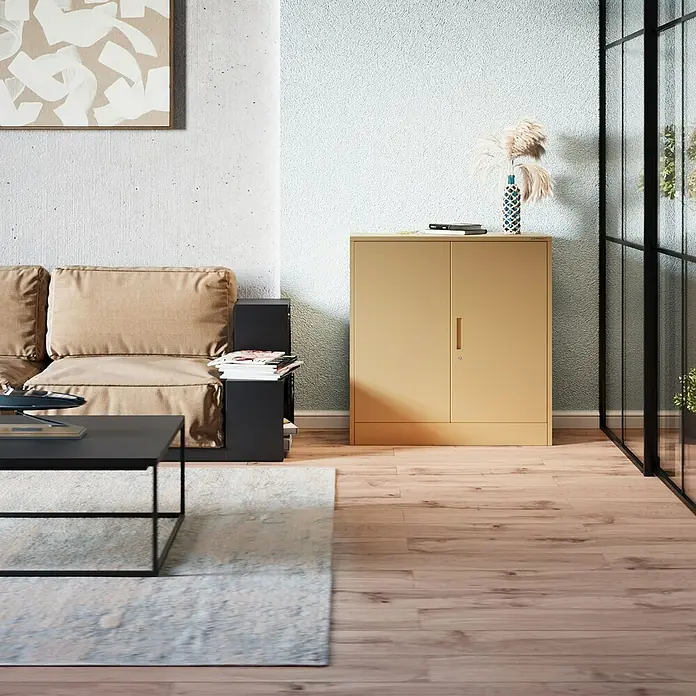 Jan Nowak Aktenschrank Beata - B x T x H: 90 x 40 x 92,5 cm, Beige - Das Bild zeigt einen beigen Büroschrank mit zwei Türen in einem hellen Raum. Er bietet praktischen Stauraum im modernen Wohnbereich.