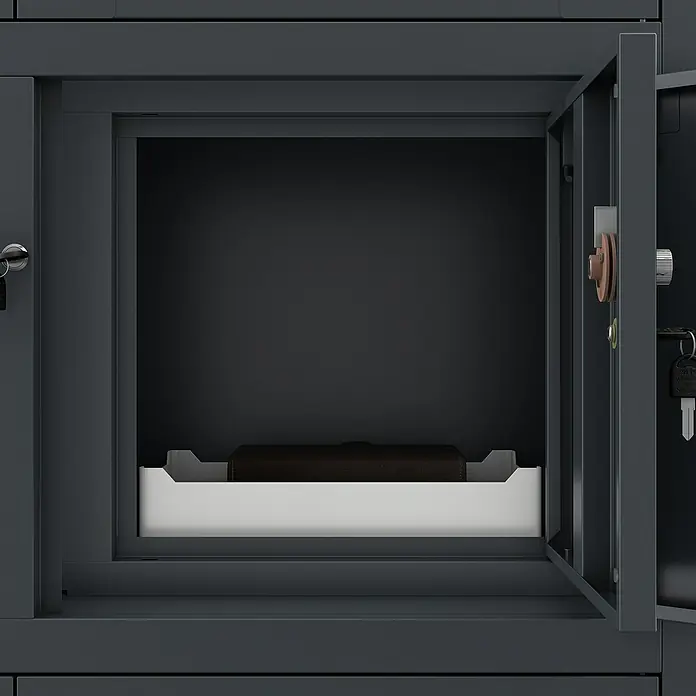 Jan Nowak Aktenschrank Filip - B x T x H: 90 x 40 x 185 cm, Anthrazit - Geöffneter grauer Spind mit weißer Ablage und einem dunklen Gegenstand darauf, Schlüssel hängen an der Tür.