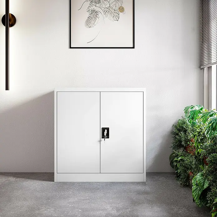 Jan Nowak Aktenschrank Beata - B x T x H: 90 x 40 x 92,5 cm, Weiß - Ein weißer Metallschrank mit zwei Türen und einem Schloss steht vor einer weißen Wand. Der Schrank bietet viel Stauraum für Büro oder Zuhause.