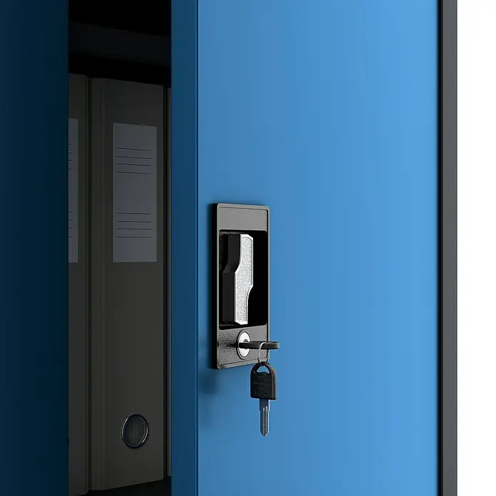 Jan Nowak Aktenschrank Jan - B x T x H: 90 x 40 x 185 cm, Anthrazit/Blau - Ein blauer Aktenschrank mit einem schwarzen Griff und einem Schlüssel, der im Schloss steckt. Die Ordner im Schrank sind sichtbar.