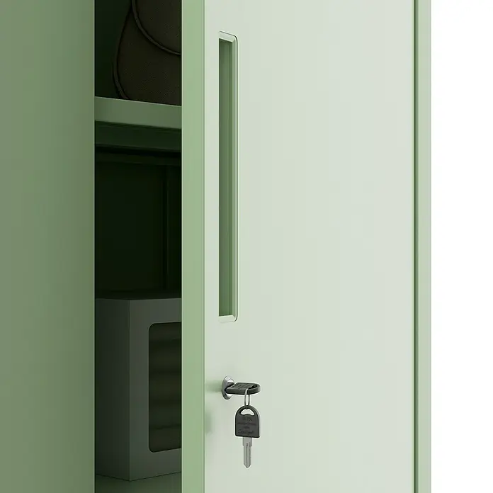 Jan Nowak Metall-Mehrzweckschrank Dawid - H x B x T: 185 x 90 x 45 cm, Pastell Grün - Grüner Stahlschrank mit Schlüssel im Schloss. Der Schrank ist teilweise geöffnet und gibt den Blick auf den Inhalt frei.