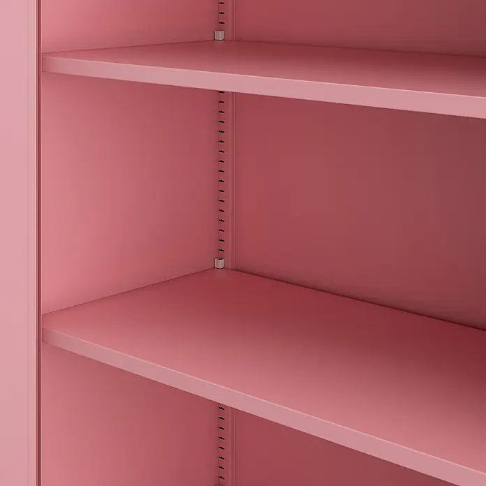 Jan Nowak Aktenschrank Beata - B x T x H: 90 x 40 x 92,5 cm, Rosa - Nahaufnahme eines rosa Metallregals mit verstellbaren Fächern, ideal für die Organisation von Gegenständen und zur Aufbewahrung.