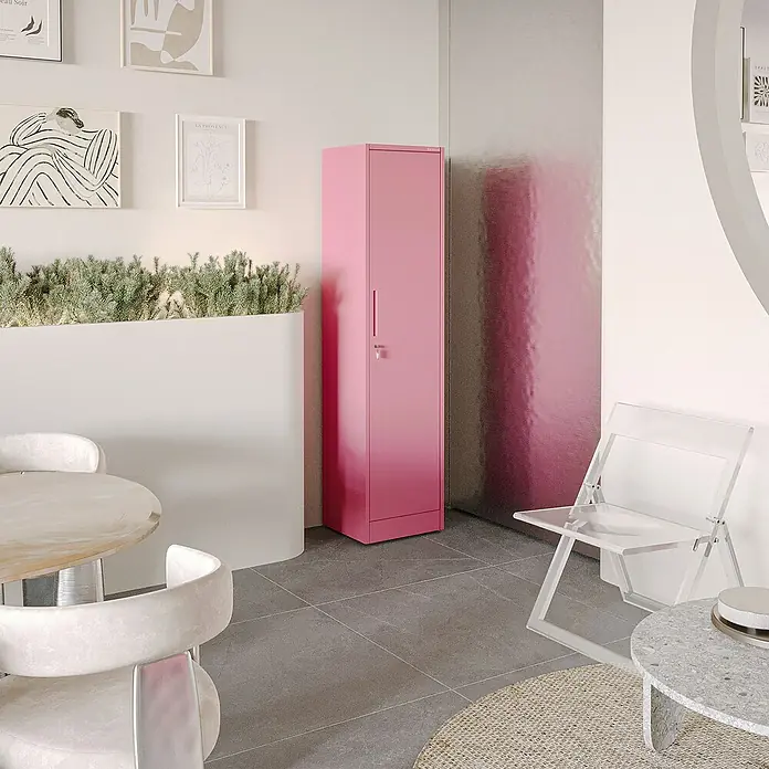 Jan Nowak Aktenschrank Alex - B x T x H: 45 x 40 x 185 cm, Rosa - Ein auffälliger, pinkfarbener Spind steht in einem stilvollen Raum, der durch minimalistische Möbel und dekorative Pflanzen ergänzt wird.