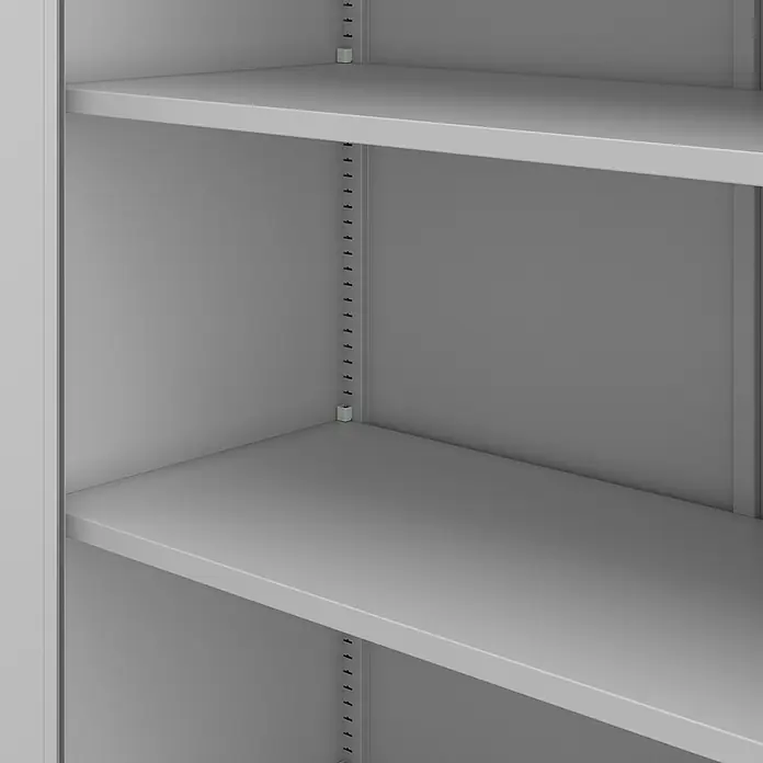 Jan Nowak Aktenschrank Amelia - B x T x H: 90 x 40 x 185 cm, Grau - Nahaufnahme eines grauen Metallregals mit verstellbaren Fachböden, ideal für Büro oder Lager. Stabiles Design für hohe Belastbarkeit.