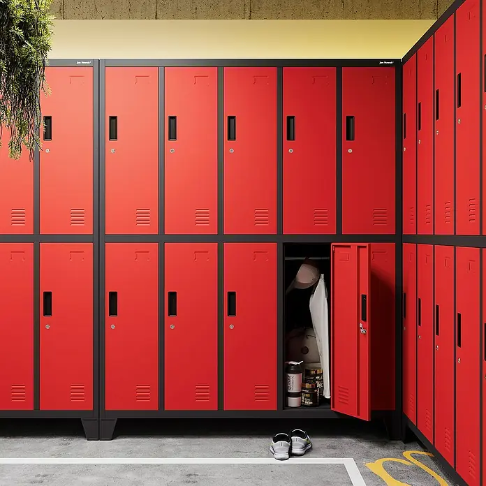 Jan Nowak Spind Bartek - B x T x H: 136 x 45 x 172 cm, Anthrazit / Rot - Rote Metallgarderobenschränke in einem Umkleideraum, ein Schrank ist offen und zeigt persönliche Gegenstände.