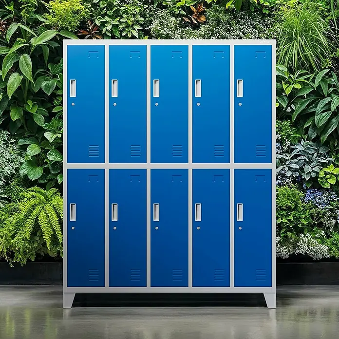 Jan Nowak Spind Bartek - B x T x H: 136 x 45 x 172 cm, Grau / Blau - Blaue Spinde stehen vor einer grünen Pflanzenwand, ideal für Schule oder Büro. Das robuste Design bietet sichere Aufbewahrung.