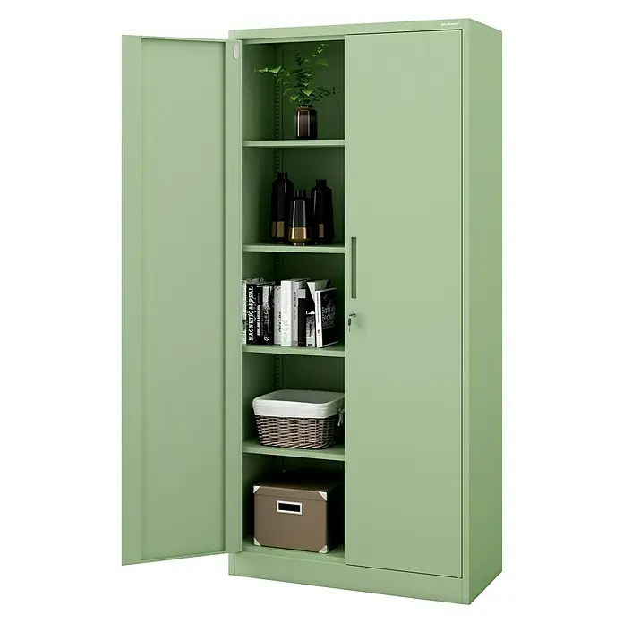 Jan Nowak Aktenschrank Jan - B x T x H: 90 x 40 x 195 cm, Pastellgrün - Grüner Stahlschrank mit Regalen, offen auf der linken Seite, gefüllt mit Dekorationsgegenständen und Büchern.