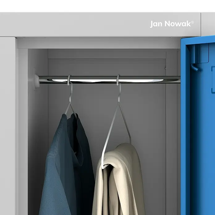 Jan Nowak Schließfachschrank Igor - H x B x T: 185 x 90 x 45 cm, Anzahl Fächer: 6 Stk., Grau/Blau - Das Innere des Jan Nowak Metallkleiderschranks mit Kleiderstange, an der Kleidung hängt, gezeigt. Der Schrank ist stabil und langlebig.