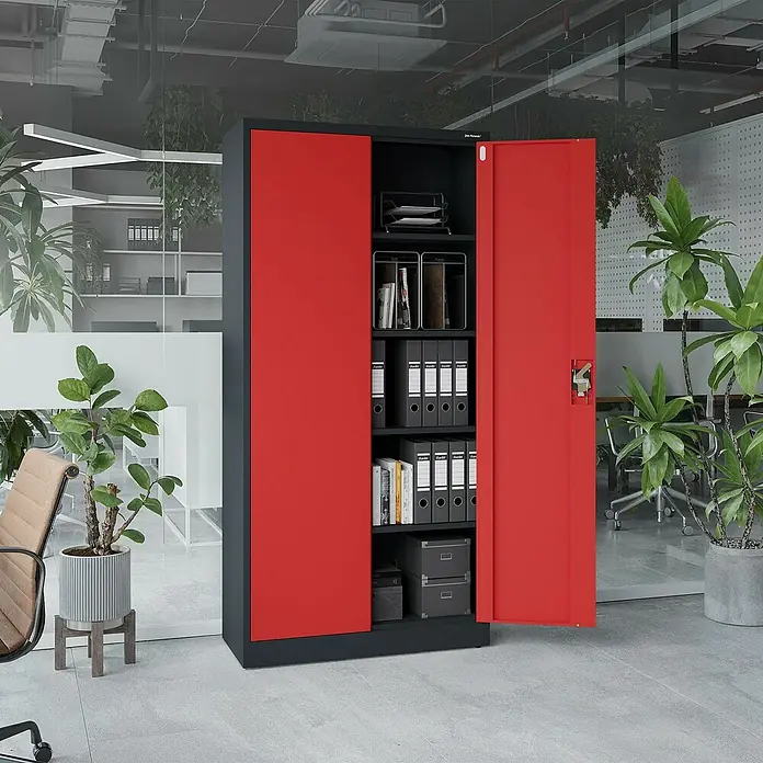 Jan Nowak Aktenschrank Jan - B x T x H: 90 x 40 x 185 cm, Anthrazit/Rot - Büroaufnahme mit einem roten Flügeltürenschrank mit Bürobedarf, der für eine übersichtliche Aufbewahrung sorgt.