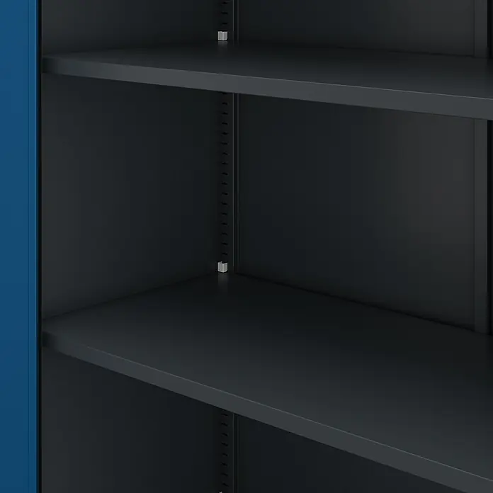 Jan Nowak Aktenschrank Jan - B x T x H: 90 x 40 x 195 cm, Anthrazit/Blau - Detailaufnahme eines schwarzen Metallregals mit verstellbaren Fachböden und blauer Seitenwand.