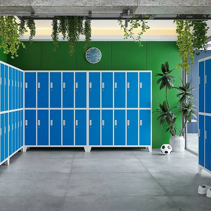Jan Nowak Spind Bartek - B x T x H: 136 x 45 x 172 cm, Grau / Blau - Ein geräumiger Umkleideraum mit blauen Spinden, Pflanzen und einem Fußball, ideal für Sportler und aktive Menschen.