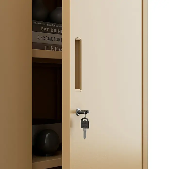 Jan Nowak Aktenschrank Beata - B x T x H: 90 x 40 x 92,5 cm, Beige - Nahaufnahme eines abschließbaren Büroschranks mit einem Schlüssel im Schloss, der Sicherheit und Schutz wichtiger Dokumente gewährleistet.