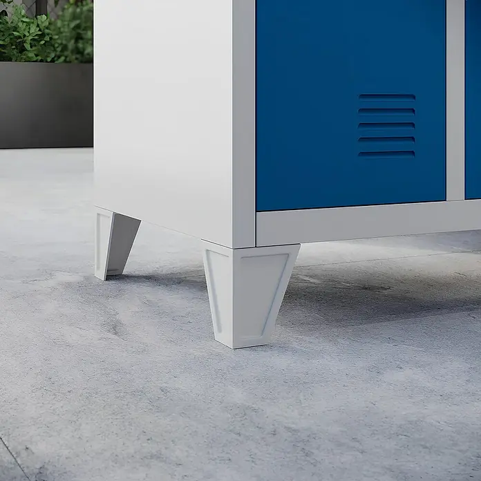 Jan Nowak Spind Bartek - B x T x H: 136 x 45 x 172 cm, Grau / Blau - Detailaufnahme der weißen Füße eines blauen Metallschranks, die Stabilität und einen modernen Look verleihen.