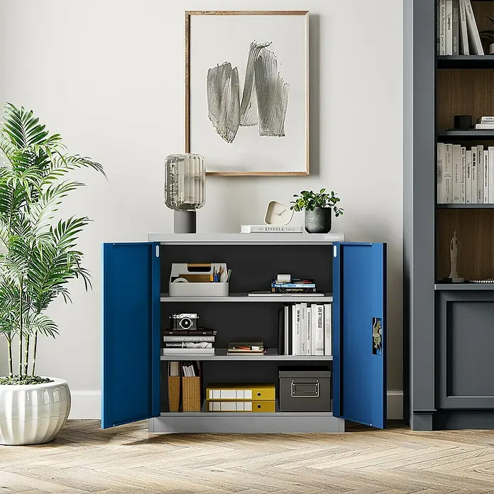 Jan Nowak Aktenschrank Beata - B x T x H: 90 x 40 x 92,5 cm, Grau / Blau - Ein offener, blauer Metallschrank mit Regalen. Bücher, Ordner und Dekorationsartikel sind im Schrank platziert.
