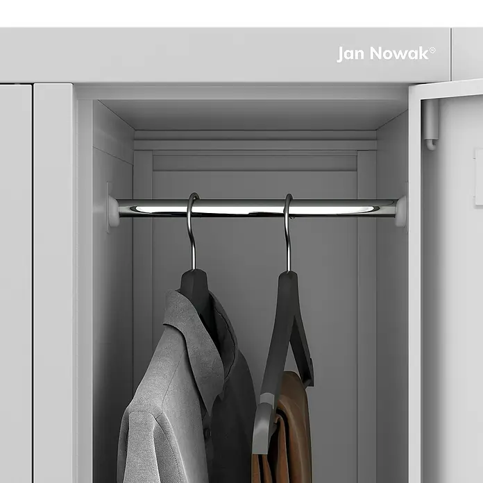 Jan Nowak Spind Bartek - B x T x H: 136 x 45 x 172 cm, Grau - Ein Jan Nowak Metall-Kleiderschrank mit Kleidung an Kleiderbügeln im Inneren. Praktische Aufbewahrungslösung für Büro oder Zuhause.