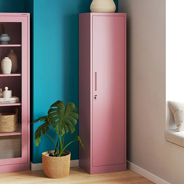 Jan Nowak Aktenschrank Alex - B x T x H: 45 x 40 x 185 cm, Rosa - Rosa Metallschrank neben einem grünen Zimmerpflanze, der stilvolle Aufbewahrung und einen Farbtupfer in den Raum bringt.
