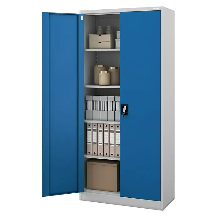 Jan Nowak Aktenschrank Jan - B x T x H: 90 x 40 x 195 cm, Grau/Blau - Blauer Metallschrank mit Regalen und Gegenständen zur Aufbewahrung. Der Schrank ist halb geöffnet und bietet viel Stauraum.