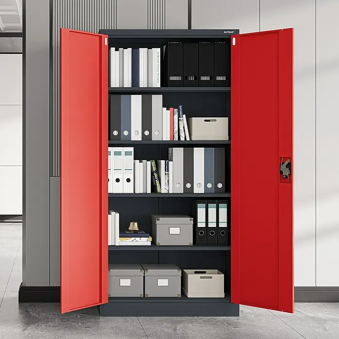 Jan Nowak Aktenschrank Jan - B x T x H: 90 x 40 x 185 cm, Anthrazit/Rot - Offener Büroschrank mit roten Türen, gefüllt mit Ordnern und Boxen. Ideal für die Organisation von Dokumenten im Büro.