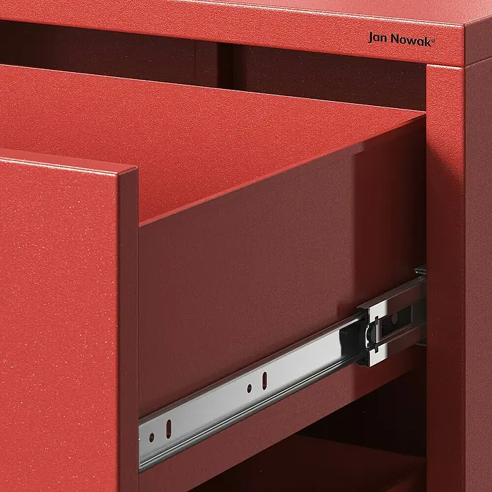 Jan Nowak Kommode Carla - L x B x H: 40 x 80 x 101,5 cm, Rot, Anzahl Schubladen: 4 Stk. - Detailaufnahme des Jan Nowak Büroschranks in Rot, mit Fokus auf den Schubladenauszug. Robuste Konstruktion für Büroorganisation.