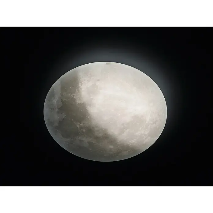 Trio Leuchten LED-Deckenleuchte rund Lunar - 40 W, Ø x H: 600 mm x 12 cm, Grau - Nahaufnahme des Mondes mit Kratern, die seine Oberfläche beleuchten.
