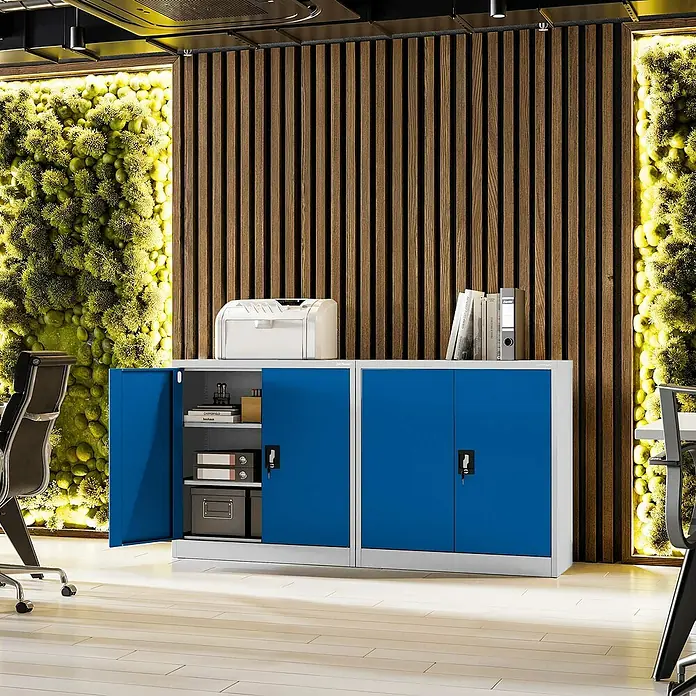 Jan Nowak Aktenschrank Beata - B x T x H: 90 x 40 x 92,5 cm, Grau / Blau - Blaues und graues Aktenschrank-Set mit Regalen, abschließbaren Türen und Büchern auf der Oberseite vor dekorativem Hintergrund.