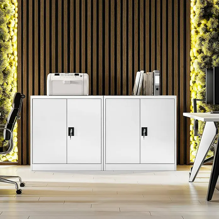 Jan Nowak Aktenschrank Beata - B x T x H: 90 x 40 x 92,5 cm, Weiß - Aufnahme von weißen Metall-Aktenschränken mit Büchern und einem Drucker oben drauf, mit Schlüsseln in den Schlössern.
