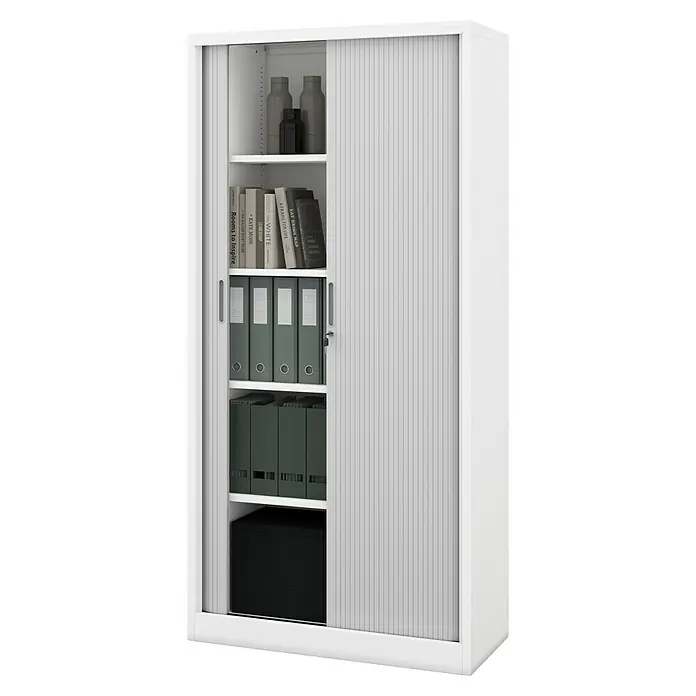 Jan Nowak Aktenschrank Damian - B x T x H: 90 x 45 x 185 cm, Weiß/Grau - Ein weißer Rollschrank mit teilweise geöffneter Tür, der Ordner, Bücher und Dekoration zeigt. Praktische Bürolösung für mehr Stauraum.