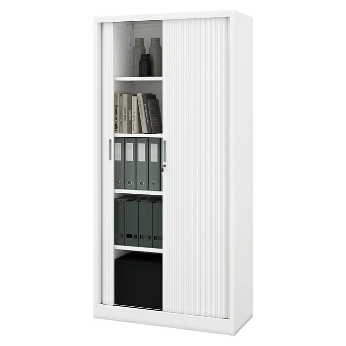 Jan Nowak Aktenschrank Damian - B x T x H: 90 x 45 x 185 cm, Weiß - Bild eines weißen Büroschranks mit Rollladen, gefüllt mit Ordnern, Büchern und Deko. Der Schrank bietet Stauraum und ein modernes Design.