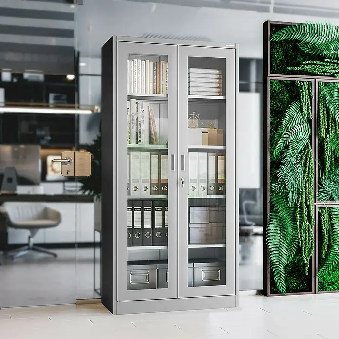Jan Nowak Aktenschrank Amelia - B x T x H: 90 x 40 x 185 cm, Grau - Grauer Aktenschrank mit Glastüren, der Bücher und Ordner in einem modernen Büro präsentiert. Ideal für Organisation.