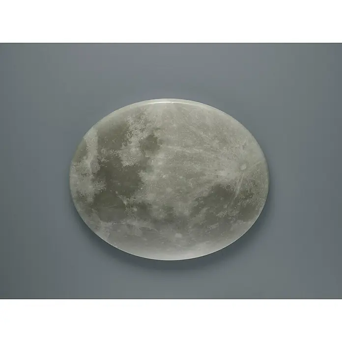 Trio Leuchten LED-Deckenleuchte rund Lunar - 40 W, Ø x H: 600 mm x 12 cm, Grau - Nahaufnahme einer Mond-Wandleuchte auf grauem Hintergrund, die ein sanftes, atmosphärisches Licht ausstrahlt und eine ruhige Stimmung erzeugt.