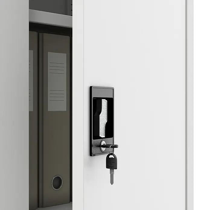 Jan Nowak Aktenschrank Jan - B x T x H: 90 x 40 x 195 cm, Weiß - Nahaufnahme eines weißen Büroschranks mit einem schwarzen Griff und einem Schlüssel im Schloss, der Sicherheit und Organisation bietet.