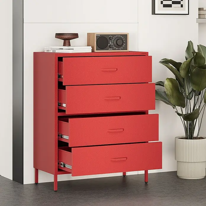 Jan Nowak Kommode Carla - L x B x H: 40 x 80 x 101,5 cm, Rot, Anzahl Schubladen: 4 Stk. - Rote Kommode mit vier Schubladen, die teilweise geöffnet sind. Auf der Oberseite stehen Dekoartikel und ein Radio.