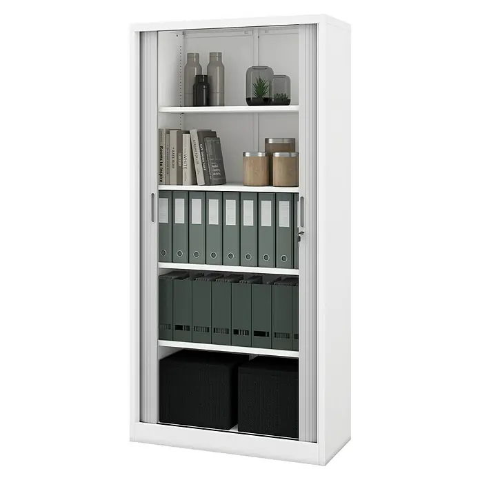 Jan Nowak Aktenschrank Damian - B x T x H: 90 x 45 x 185 cm, Weiß/Grau - Ein weißer Büroschrank mit Rollladentüren, gefüllt mit Ordnern, Büchern und dekorativen Gegenständen. Der Metallschrank bietet viel Stauraum.