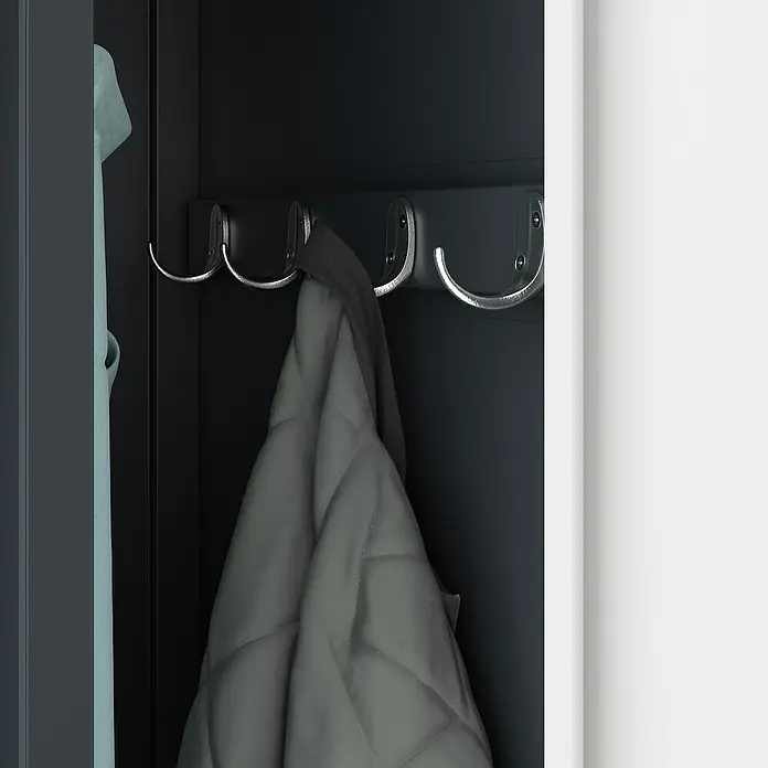 Jan Nowak Spind Kacper - H x B x T: 180 x 80 x 50 cm, Anthrazit/Weiß, Anzahl Türen: 2 Stk., Anzahl Fächer: 4 Stk. - Nahaufnahme einer Garderobe mit Jacke an Haken, die eine praktische Aufbewahrungslösung zeigt.