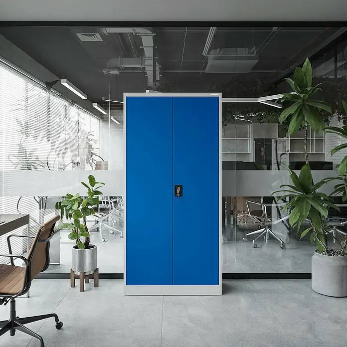 Jan Nowak Aktenschrank Jan - B x T x H: 90 x 40 x 185 cm, Grau/Blau - Ein blauer Büroschrank mit weißen Rahmen steht im modernen Büro. Das Metallmöbelstück bietet Stauraum und fügt sich ins Ambiente ein.