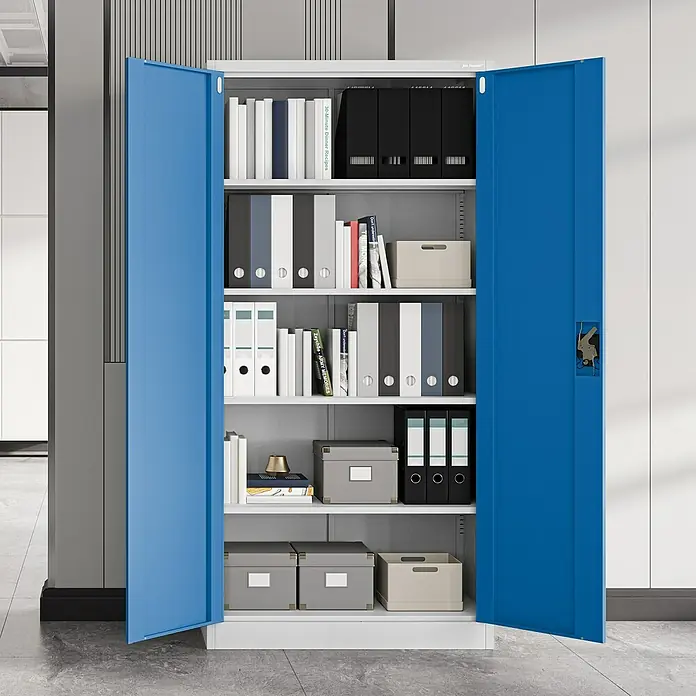 Jan Nowak Aktenschrank Jan - B x T x H: 90 x 40 x 185 cm, Grau/Blau - Offener, blauer Büroschrank mit Ordnern und Boxen auf weißen Regalen. Praktische Aufbewahrungslösung für Büro oder Arbeitszimmer.