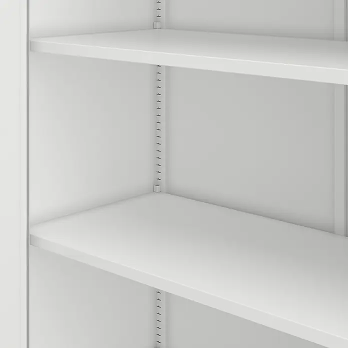 Jan Nowak Aktenschrank Jan - B x T x H: 90 x 40 x 195 cm, Weiß - Nahaufnahme von weißen Regalböden, die eine moderne und aufgeräumte Stauraumlösung zeigen. Perfekt für die Organisation von Büchern und Dekoartikeln.
